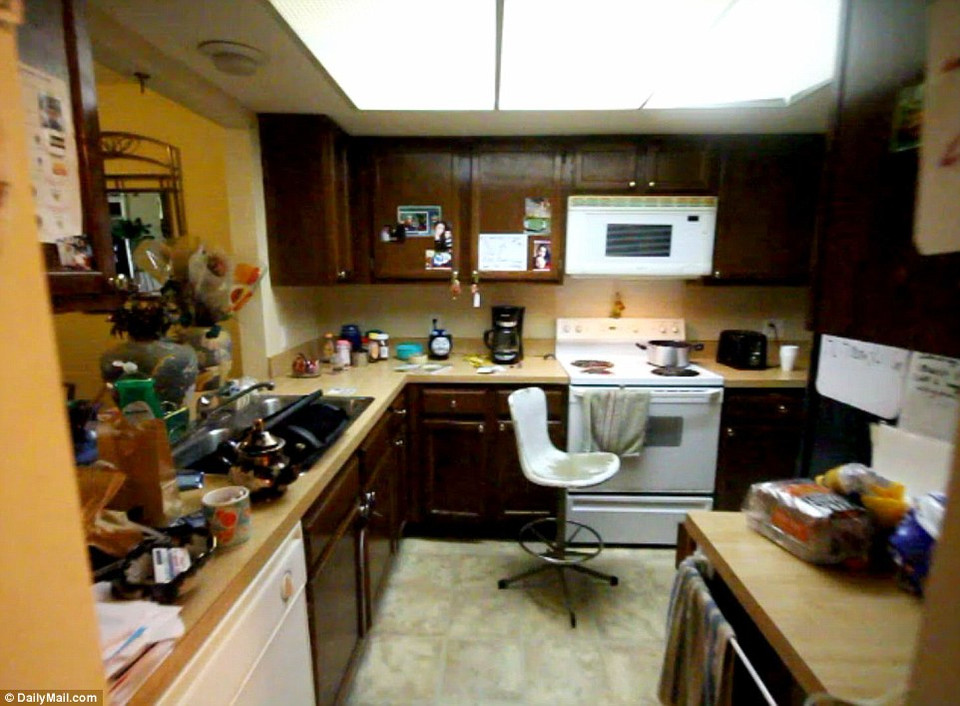 Căn bếp trông khá bừa bộn. (Nguồn: Daily Mail)