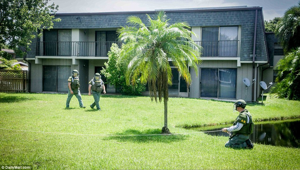 Phóng viên tờ Daily Mail đã tiếp cận căn chung cư số 107 của Mateen nằm tại Fort Pierce, Florida, sau khi nơi này bị cảnh sát lục soát. (Nguồn: Daily Mail)