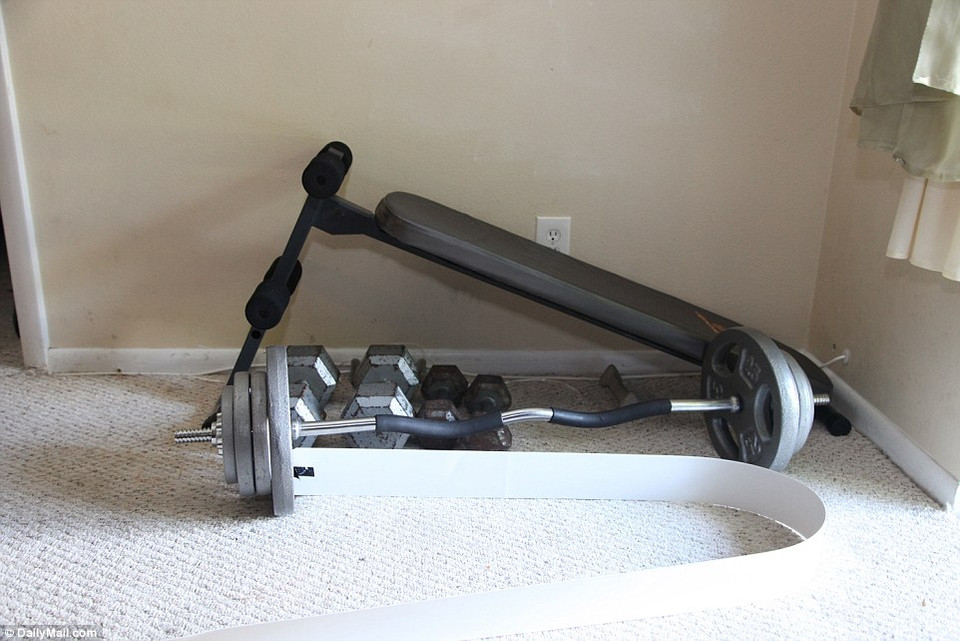 Một bộ tập tạ trong căn phòng. Mateen bị ám ảnh với ngoại hình của gã. (Nguồn: Daily Mail)