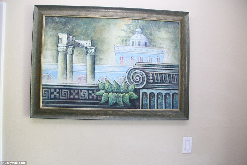 Một bức tranh hiếm hoi vẽ thánh đường treo trên tường. Nhà Mateen chủ yếu treo ảnh con trai. (Nguồn: Daily Mail)