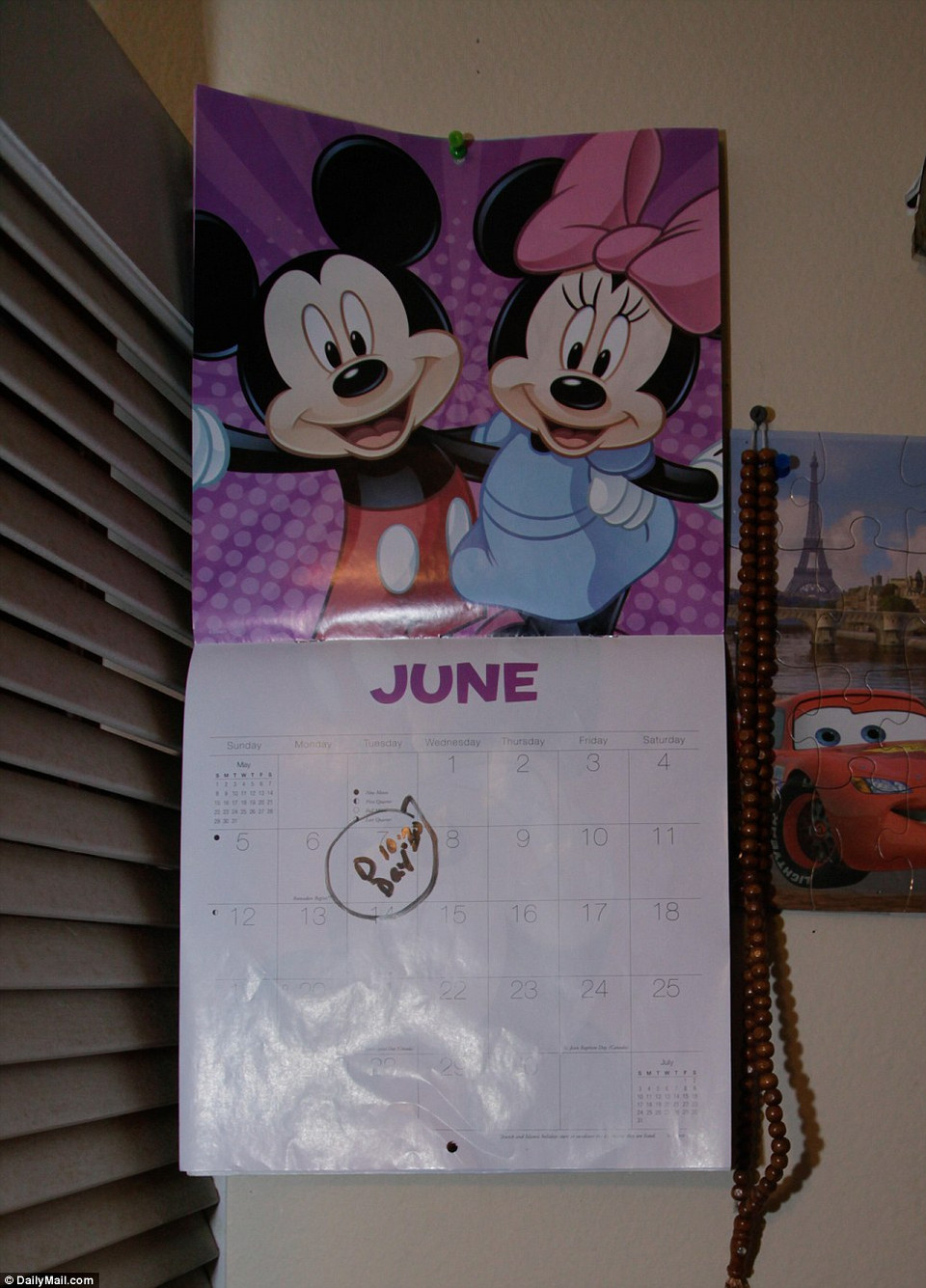 Một tờ lịch với dòng chữ D.Day khó hiểu đề vào ngày 7/6. Mateen đã nổ súng bắn chết ít nhất 50 người ở hộp đêm Pulse trong ngày 12/6. Liệu có phải gã đã lên kế hoạch gì đó cho ngày 7/6? (Nguồn: Daily Mail)