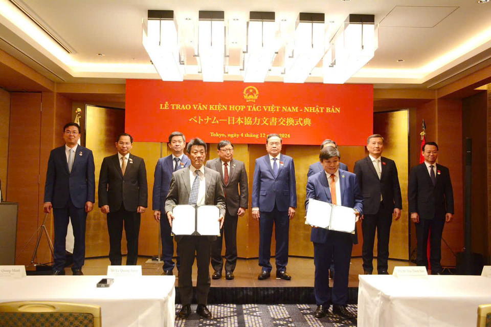 Ông Nguyễn Thanh Hùng, Chủ tịch SOVICO Group và ông Kensuke Tatsukawa, Tập đoàn Marubeni trao Thỏa thuận hợp tác toàn diện