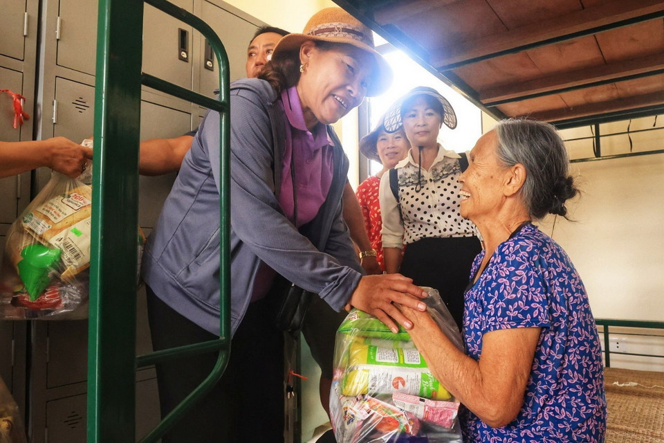 Nhiều tổ chức, cá nhân đã đến động viên, hỗ trợ bà con vùng lũ Nam Phương Tiến (ảnh chụp sáng 15/9). (Ảnh: Tuấn Anh/TTXVN)