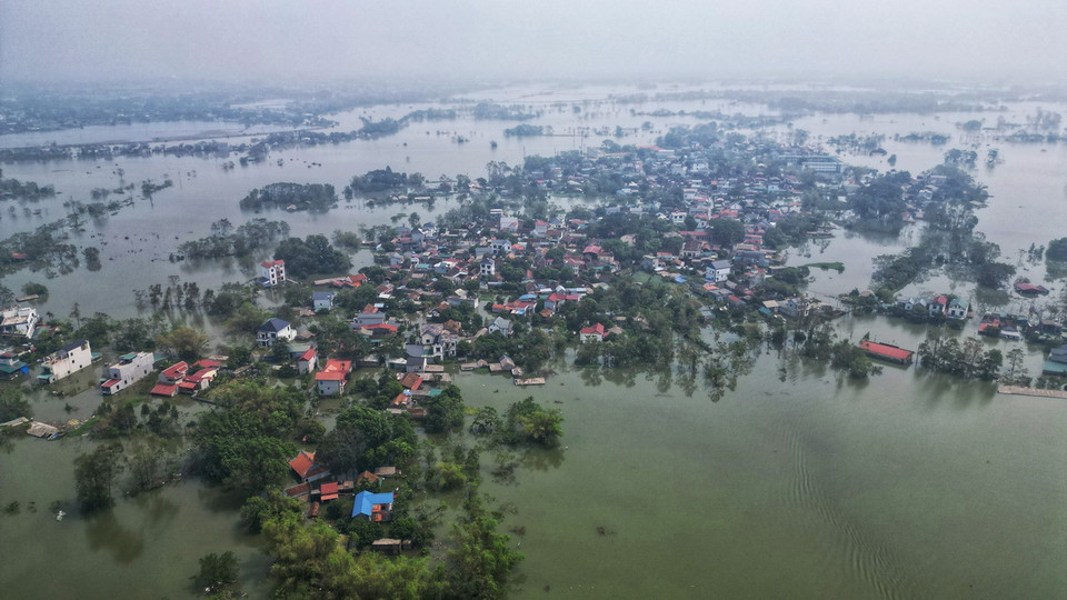 Xã Nam Phương Tiến vẫn chìm sâu trong biển nước (ảnh chụp sáng 15/9). (Ảnh: Tuấn Anh/TTXVN)