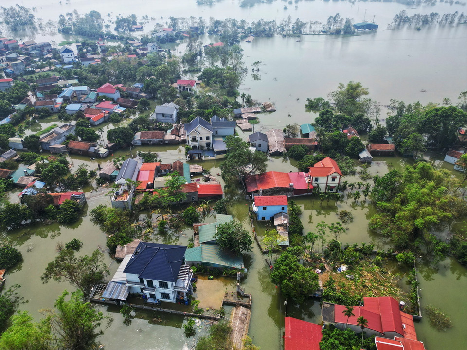 Mặc dù mực nước trên các sông đã rút nhưng nhiều hộ tại xã Nam Phương Tiến, huyện Chương Mỹ vẫn bị ngập nặng (ảnh chụp sáng 15/9). (Ảnh: Tuấn Anh/TTXVN)