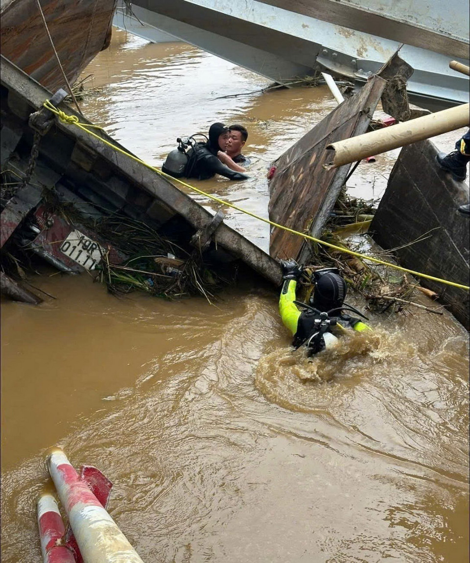 Các lực lượng cứu nạn, cứu hộ của công an, quân đội đã tiếp cận hiện trường vị trí cầu Phong Châu bị sập để tìm kiếm nạn nhân mất tích và phương tiện tai nạn. (Ảnh: TTXVN phát)