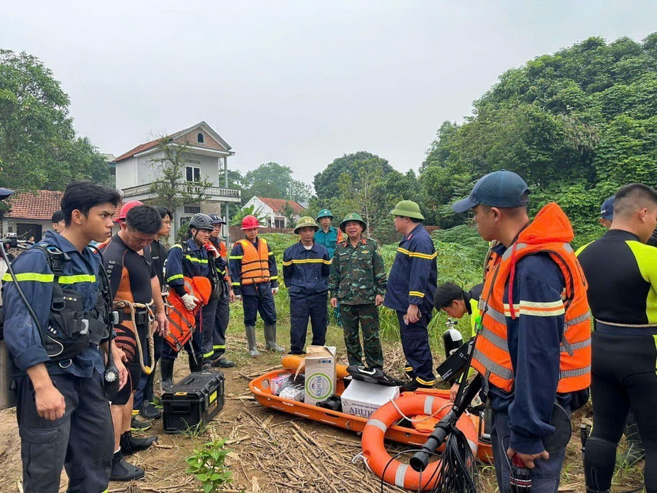 Lực lượng chức năng đang huy động tối đa lực lượng, phương tiện, trang thiết bị triển khai phương án tìm kiếm nạn nhân mất tích và trục vớt phương tiện bị nạn. (Ảnh: TTXVN phát)