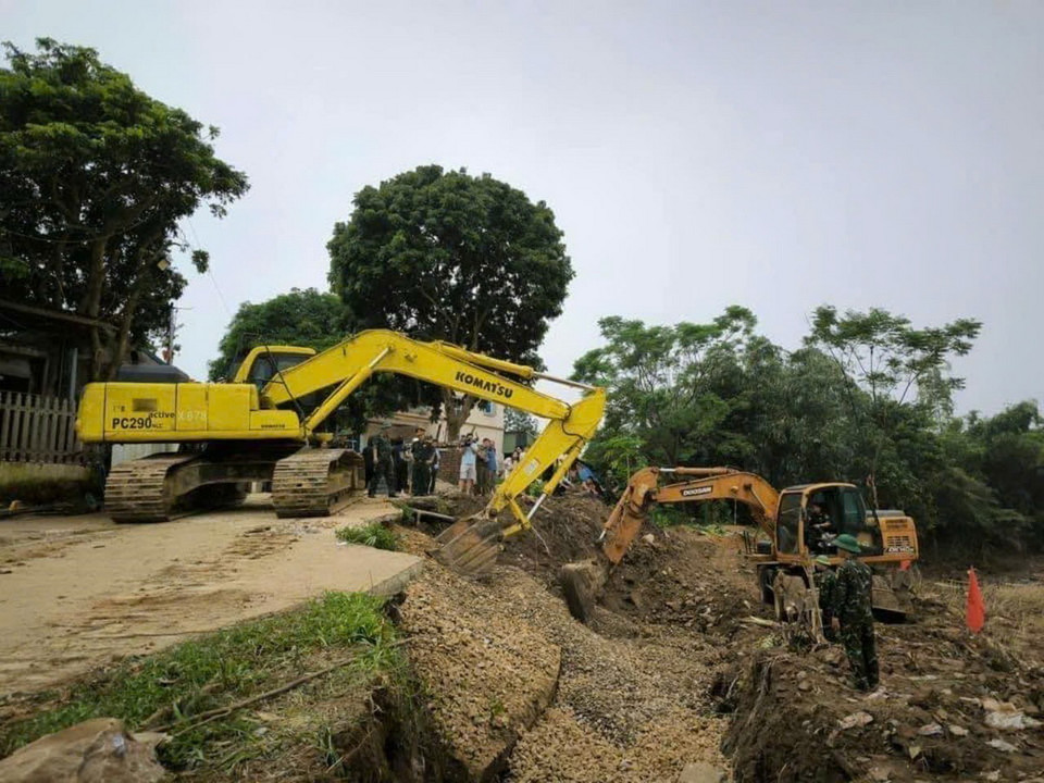 Các lực lượng chức năng của Binh chủng Công binh và Quân khu 2 đang khẩn trương gia cố đường lên xuống, tạo bến để chuẩn bị bắc cầu phao qua sông khi điều kiện cho phép. (Ảnh: TTXVN phát)