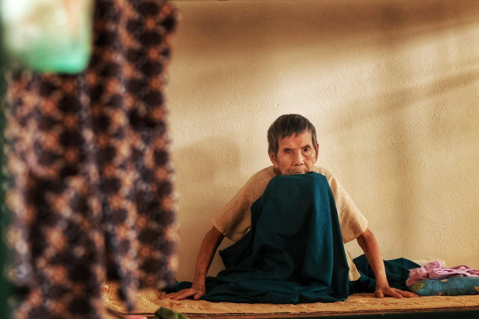 Bà Nguyễn Thị Hưu, 92 tuổi, thôn Nhân Lý, Xã Nam Phương Tiến được con cháu đưa đến nơi tập trung an toàn tránh ngập (ảnh chụp sáng 15/9). (Ảnh: Tuấn Anh/TTXVN)