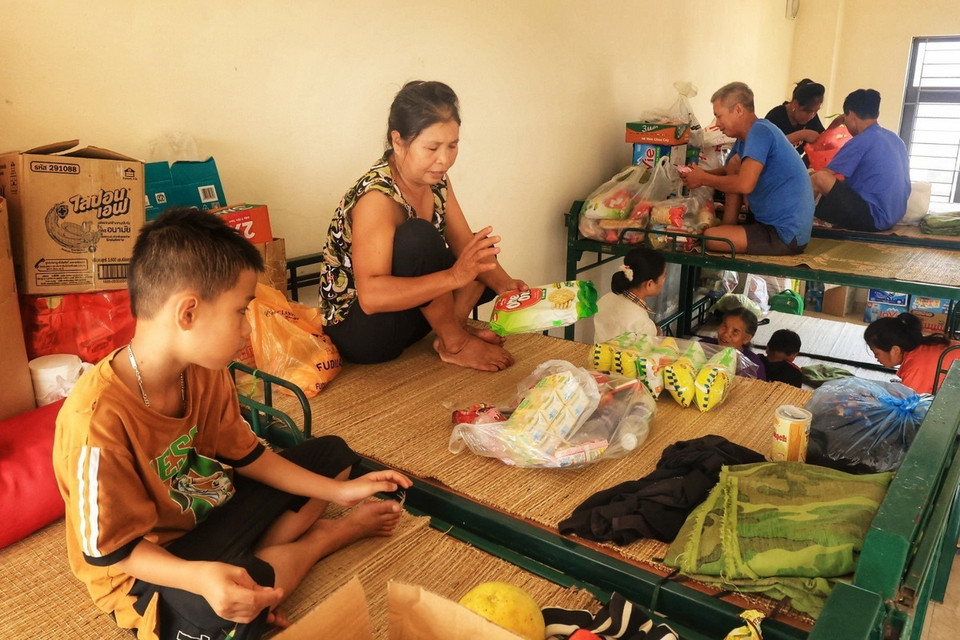 Người dân được di dời tới ở tại Ban chỉ huy quân sự xã Nam Phương Tiến để an toàn (ảnh chụp sáng 15/9). (Ảnh: Tuấn Anh/TTXVN)