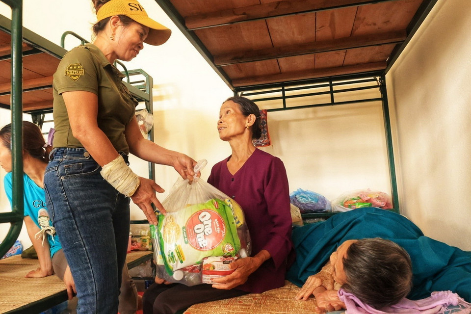 Nhiều tổ chức, cá nhân đã đến động viên, hỗ trợ bà con vùng lũ Nam Phương Tiến (ảnh chụp sáng 15/9). (Ảnh: Tuấn Anh/TTXVN)