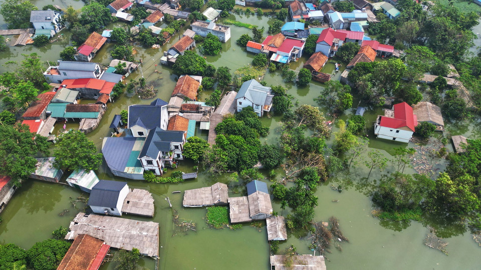 Nhiều nhà dân vẫn chìm trong biển nước (ảnh chụp sáng 15/9). (Ảnh: Tuấn Anh/TTXVN)