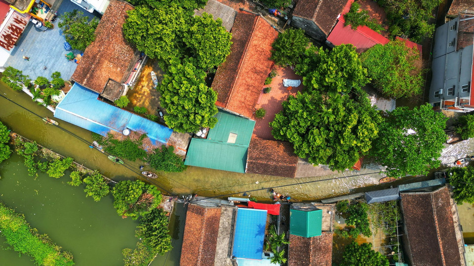 Hệ thống giao thông liên thôn bị ngập nặng (ảnh chụp sáng 15/9). (Ảnh: Tuấn Anh/TTXVN)