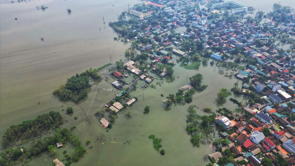 Xã Nam Phương Tiến đã phải di dời 754/875 hộ đến nơi tập trung an toàn (ảnh chụp sáng 15/9). (Ảnh: Tuấn Anh/TTXVN)