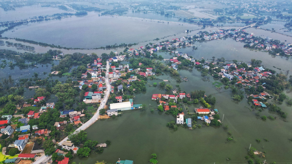 Xã Nam Phương Tiến vẫn chìm sâu trong biển nước (ảnh chụp sáng 15/9). (Ảnh: Tuấn Anh/TTXVN)