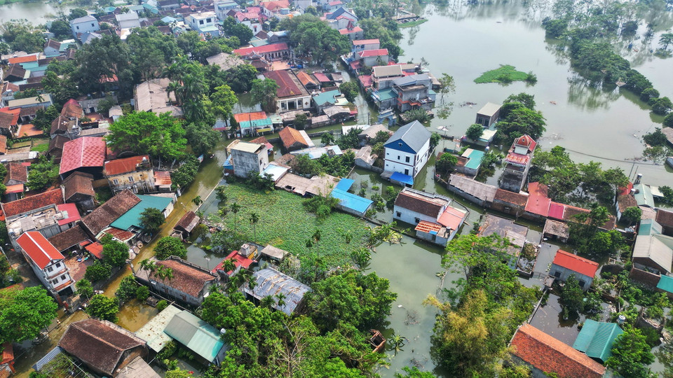 Gần 4.000 nhân khẩu phải di dời do nhà bị ngập nặng, không thể ở (ảnh chụp sáng 15/9). (Ảnh: Tuấn Anh/TTXVN)