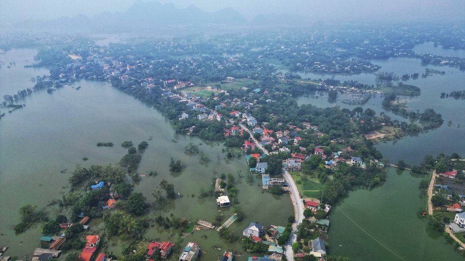 Nhiều diện tích hoa màu, đường giao thông, công trình xây dựng chìm sâu trong biển nước (ảnh chụp sáng 15/9). (Ảnh: Tuấn Anh/TTXVN)