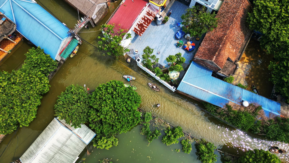 Đường liên thôn bị ngập sâu, người dân phải di chuyển bằng thuyền (ảnh chụp sáng 15/9). (Ảnh: Tuấn Anh/TTXVN)