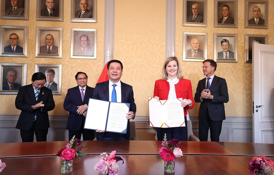 Thủ tướng Phạm Minh Chính và Thủ tướng Hà Lan Mark Rutte chứng kiến lễ ký Tuyên bố chung giữa Bộ Công Thương Việt Nam và Bộ Ngoại giao Vương quốc Hà Lan về hợp tác giảm phát thải trong sản xuất và tiêu dùng. (Ảnh: Dương Giang/TTXVN)
