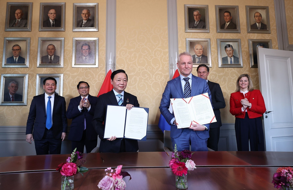 Thủ tướng Phạm Minh Chính và Thủ tướng Hà Lan Mark Rutte chứng kiến lễ ký Kế hoạch hành động chung về quản lý tài nguyên nước giữa Bộ Tài Nguyên Môi trường Việt Nam và Bộ Hạ tầng và Tài nguyên nước Hà Lan. (Ảnh: Dương Giang/TTXVN)