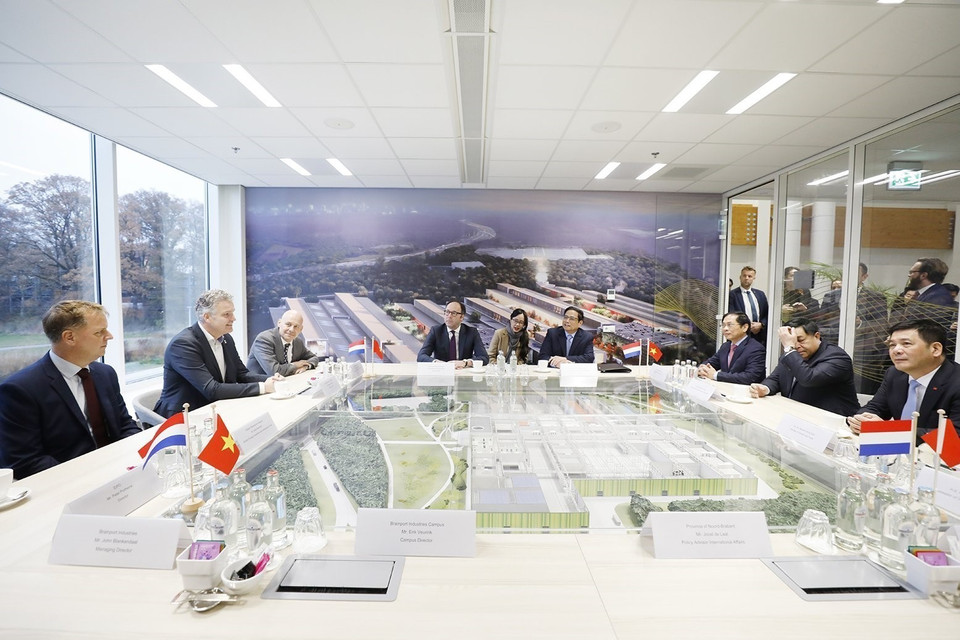 Thủ tướng Phạm Minh Chính dự Hội thảo Bàn tròn “Đổi mới sáng tạo và Sản xuất công nghệ cao” với các CEO Khu công nghệ cao Brainport. (Ảnh: Dương Giang/TTXVN)