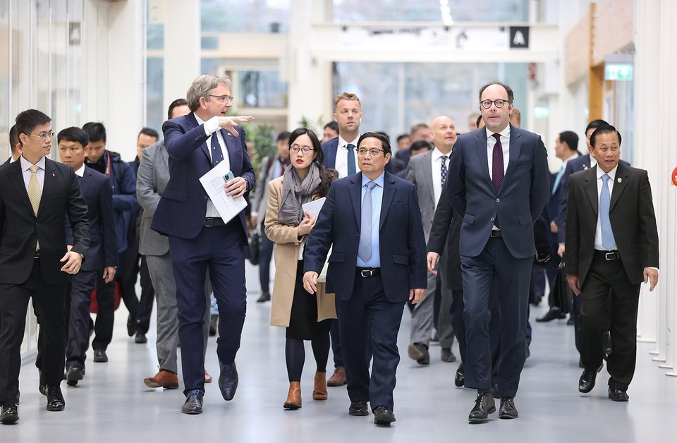 Thủ tướng Phạm Minh Chính thăm quan Khu công nghệ cao Brainport ở thành phố Eindhoven.(Ảnh: Dương Giang/TTXVN)