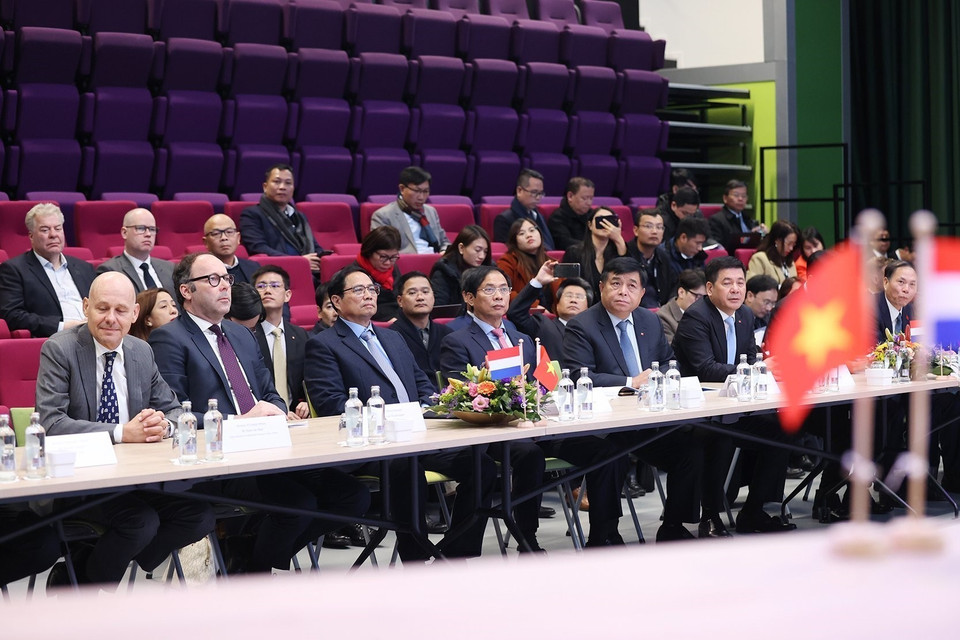 Thủ tướng Phạm Minh Chính và các thành viên trong đoàn nghe giới thiệu về Khu công nghệ cao Brainport ở thành phố Eindhoven. (Ảnh: Dương Giang/TTXVN)