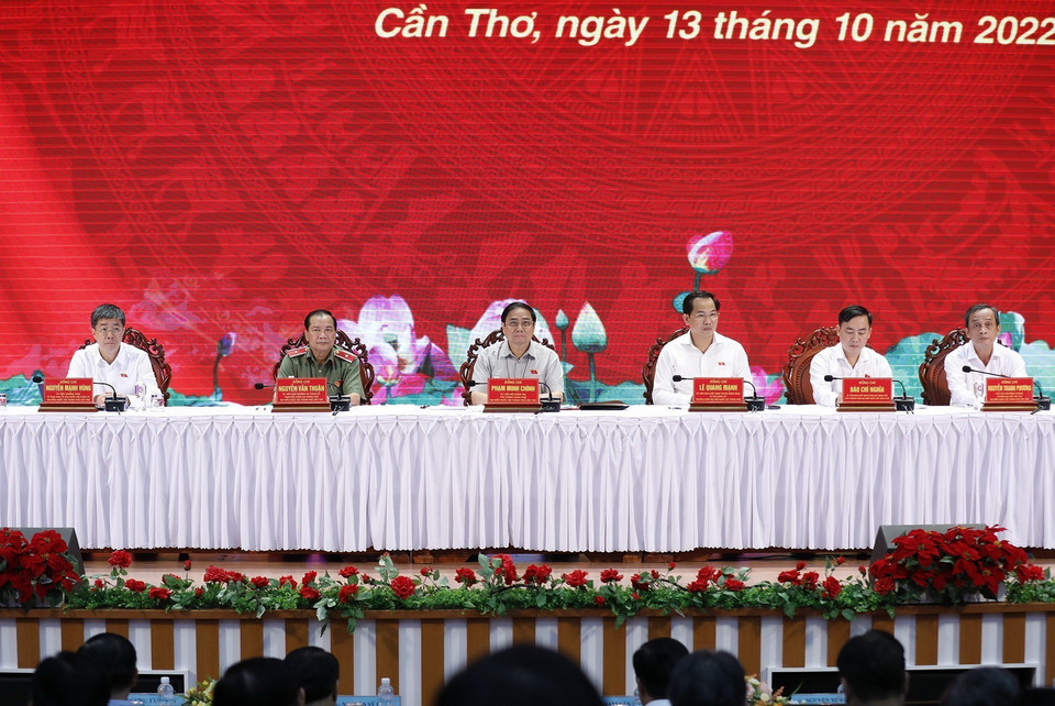 Sáng 13/10, Thủ tướng Phạm Minh Chính cùng các đại biểu Quốc hội tiếp xúc cử tri thành phố Cần Thơ. (Ảnh: Dương Giang/TTXVN)