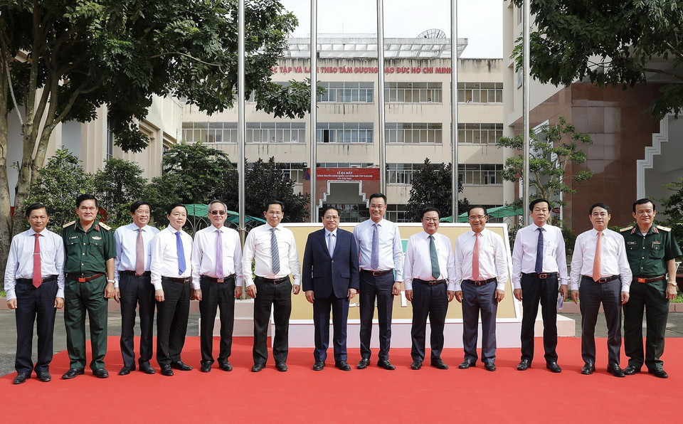 Thủ tướng Phạm Minh Chính với các đại biểu dự Lễ ra mắt Kênh truyền hình quốc gia khu vực Tây Nam Bộ. (Ảnh: Dương Giang/TTXVN)