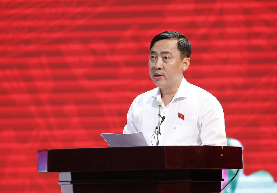 Phó Trưởng Đoàn đại biểu Quốc hội thành phố Cần Thơ Đào Chí Nghĩa báo cáo nội dung Kỳ họp thứ tư, Quốc hội khóa XV với cử tri. (Ảnh: Dương Giang/TTXVN)