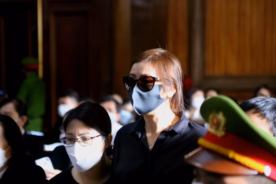 Mẹ ruột cháu A. tham dự phiên tòa với tư cách là người đại diện hợp pháp của bị hại tại phiên tòa. (Ảnh: Thành Chung/TTXVN)