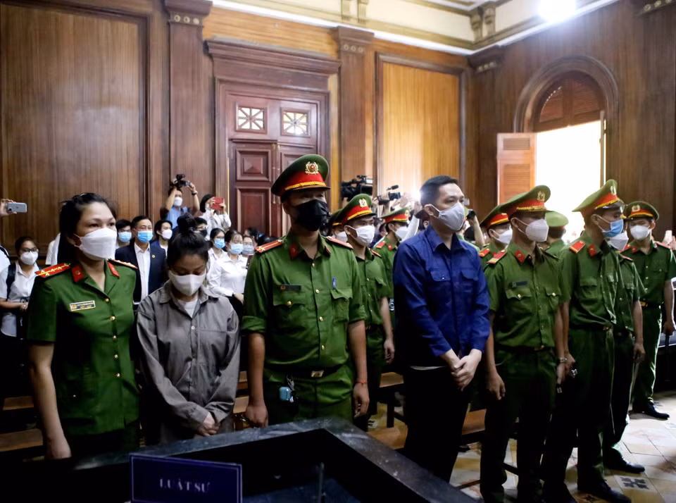Ngày 21/7, Tòa án nhân dân Thành phố Hồ Chí Minh mở phiên tòa xét xử sơ thẩm vụ án bé gái N.T.V.A (8 tuổi) bị bạo hành đến tử vong tại căn hộ chung cư ở quận Bình Thạnh. Tuy nhiên, sau phần thẩm tra lý lịch, Hội đồng xét xử đã quyết định hoãn phiên tòa. Trong ảnh: Hai bị cáo nghe Quyết định của Hội đồng xét xử. (Ảnh: Thành Chung/TTXVN) 
