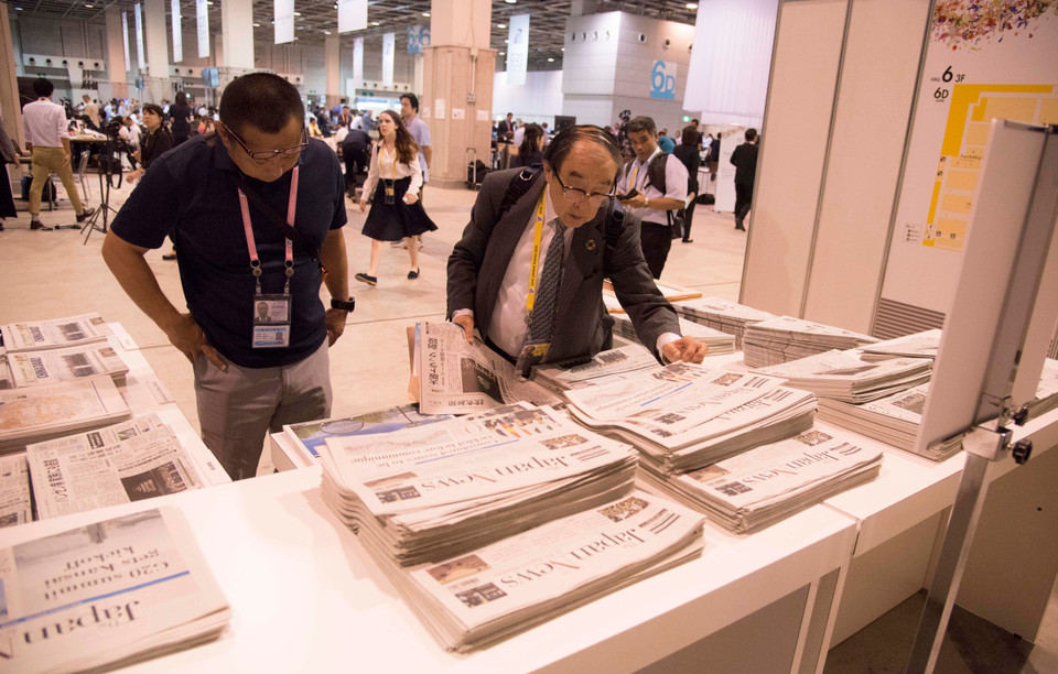 Các tờ báo tiếng Anh và tiếng Nhật miễn phí cho phóng viên tại Trung tâm báo chí, Hội nghị Thượng đỉnh G20 tại Osaka, Nhật Bản.