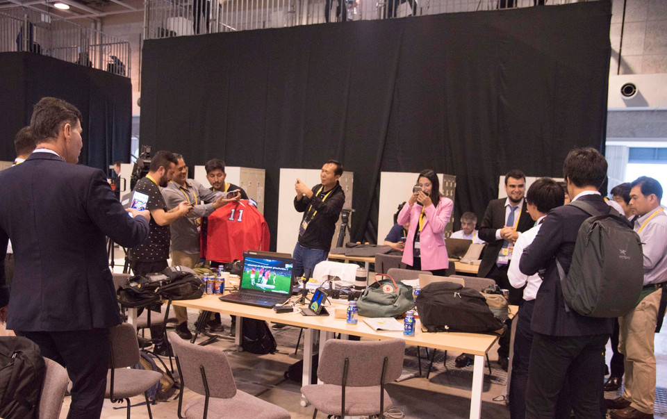 Các phóng viên Chile tại Hội nghị Thượng đỉnh G20, Osaka, Nhật Bản ăn mừng đội nhà chiến thắng sau loạt đá penalty với Colombia trong giải đấu Copa America 2019.