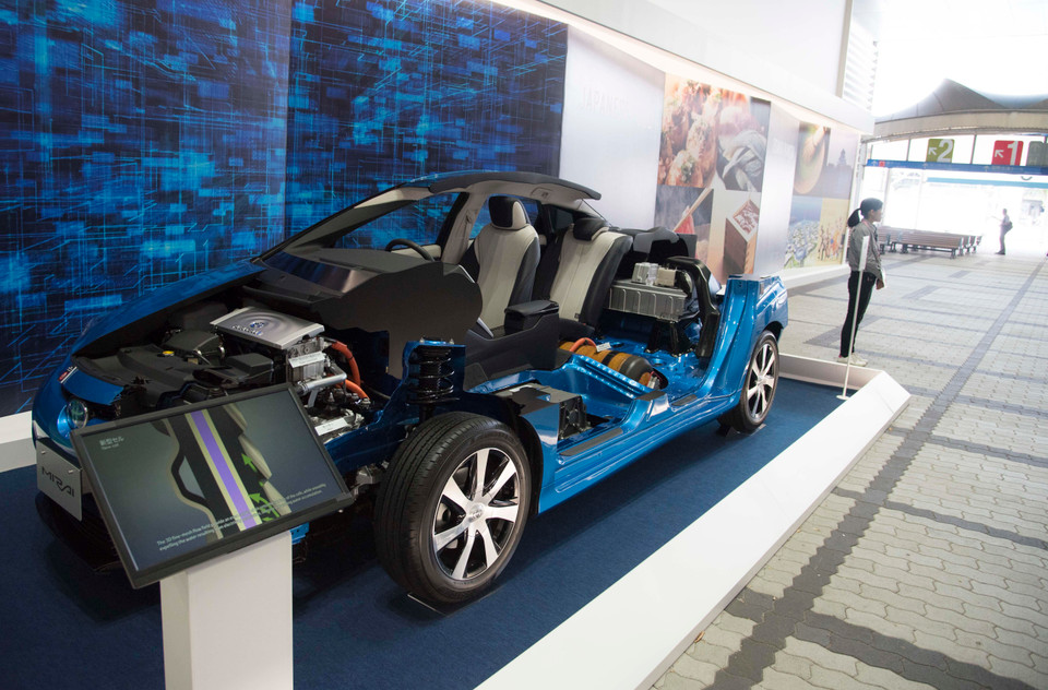 Xe ô tô với động cơ chạy bằng nhiên liệu Hydro của hãng Tokyo được trưng bày tại Hội nghị Thượng đỉnh G20, Osaka, Nhật Bản. 