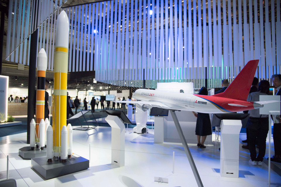 Mô hình công nghệ hàng không, vũ trụ được trưng bày tại Hội nghị Thượng đỉnh G20, Osaka, Nhật Bản. 