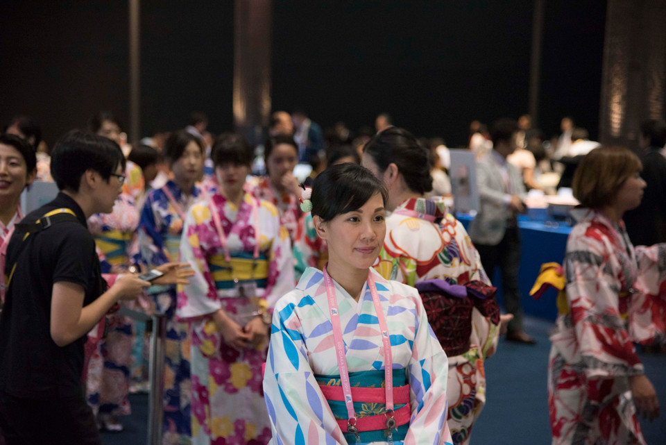 Những nhân viên phục vụ mặc Kimono truyền thống tiếp đón phóng viên, thành viên đoàn tại khu vực phòng ăn Hội nghị Thượng đỉnh G20, Osaka, Nhật Bản.