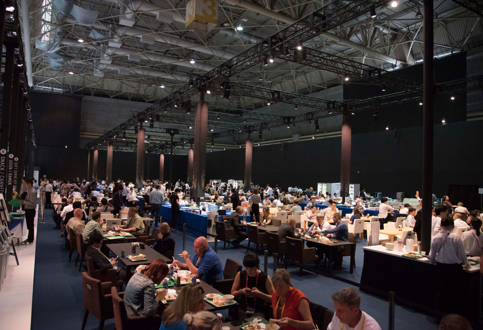 Phòng ăn với hơn 800 chỗ ngồi tại Hội nghị Thượng đỉnh G20, Osaka, Nhật Bản. 