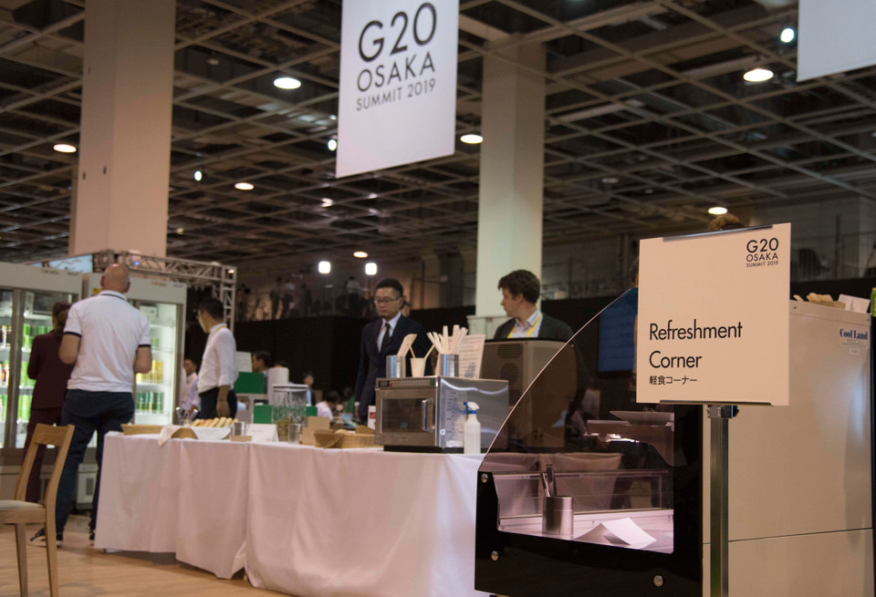 Khu vực uống nước và ăn nhẹ trong khu tác nghiệp của báo chí tại Hội nghị Thượng đỉnh G20, Osaka, Nhật Bản. 