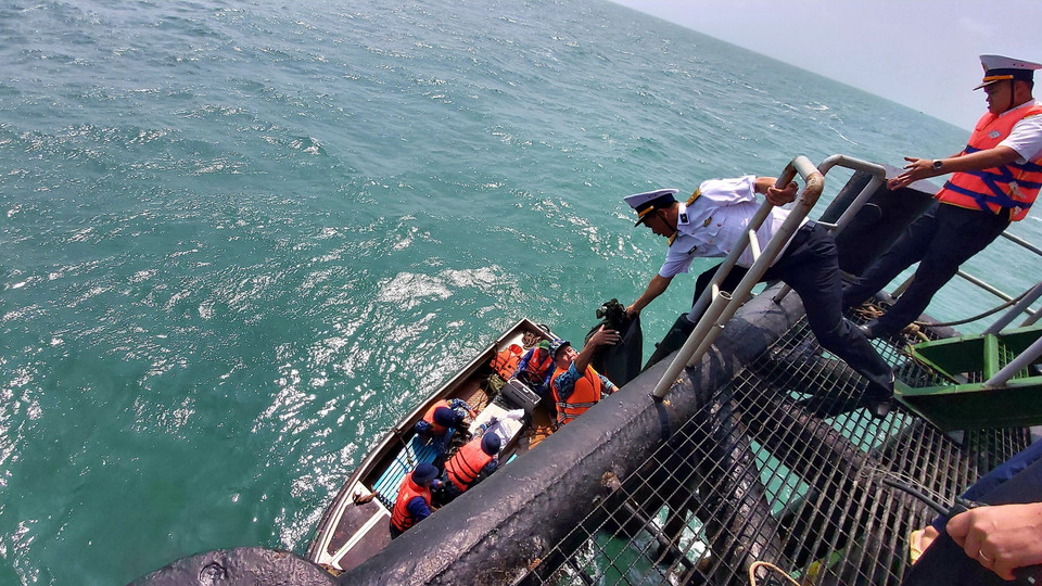 Chiến sỹ tàu Trường Sa 19 cấp hàng Tết cho cán bộ, chiến sỹ Nhà giàn DK1/10. (Ảnh: Thu Hiền/TTXVN)