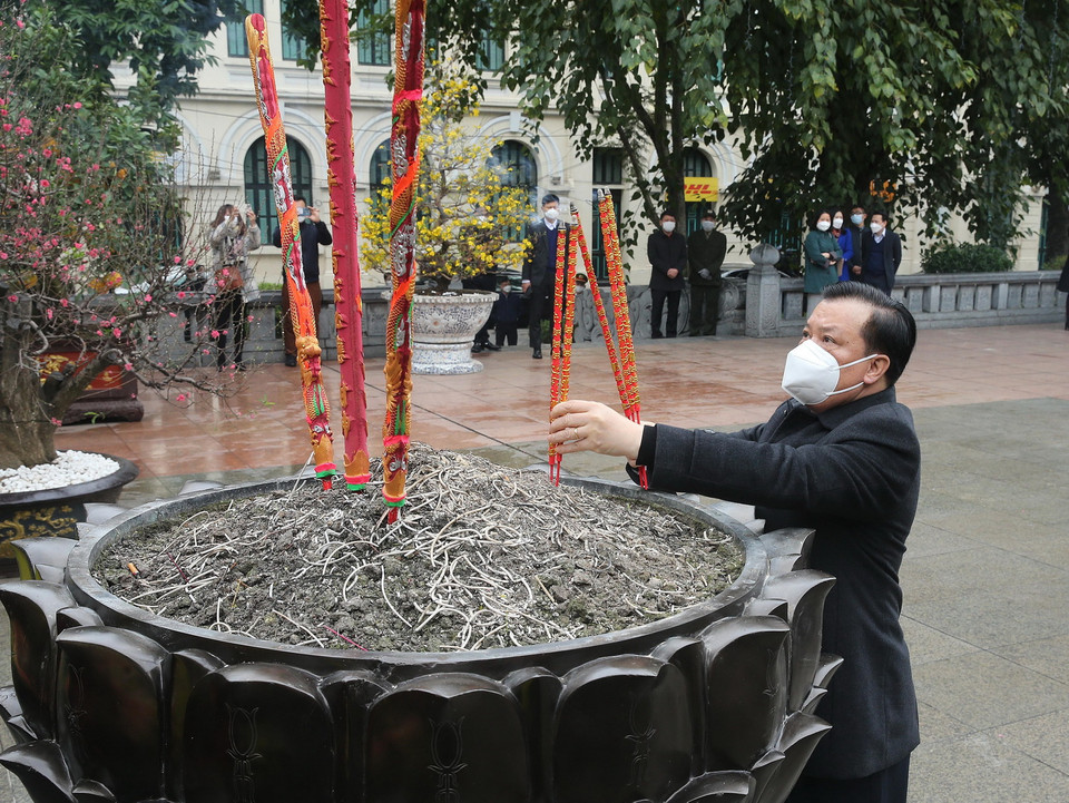  Bí thư Thành ủy Hà Nội Đinh Tiến Dũng dâng hương trước Tượng đài Lý Thái Tổ. (Ảnh: Lâm Khánh/TTXVN)