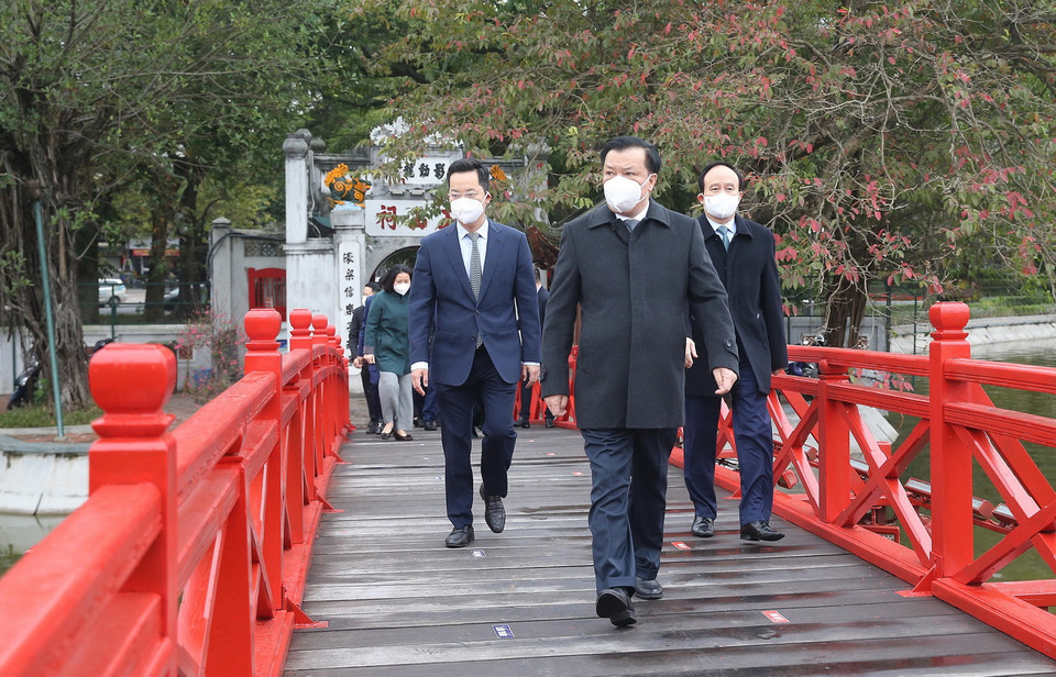 Bí thư Thành ủy Hà Nội Đinh Tiến Dũng cùng đoàn đại biểu trên cầu Thê Húc. (Ảnh: Lâm Khánh/TTXVN)