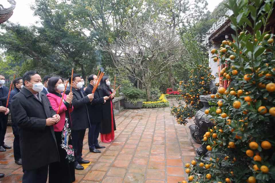 Ông Đinh Tiến Dũng cùng đoàn đại biểu dâng hương tại đền Ngọc Sơn. (Ảnh: Lâm Khánh/TTXVN)