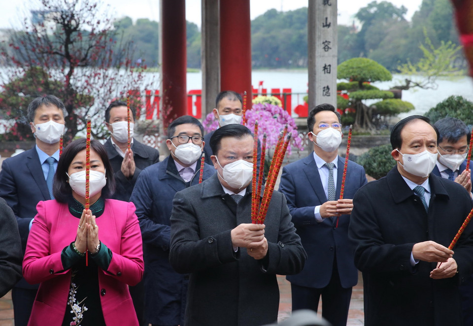 Bí thư Thành ủy Hà Nội Đinh Tiến Dũng cùng đoàn đại biểu dâng hương tại đền Ngọc Sơn. (Ảnh: Lâm Khánh/TTXVN)