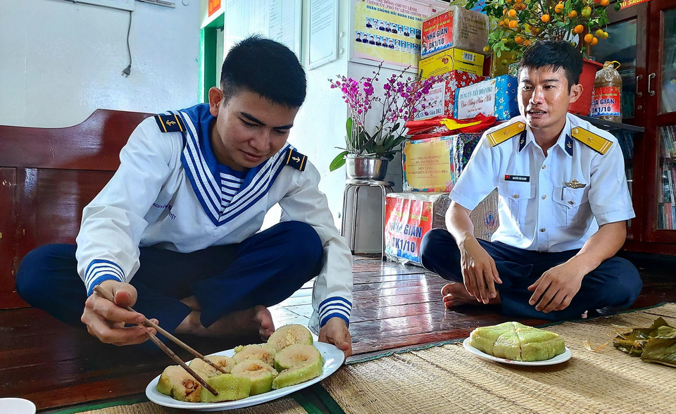 Chiến sỹ Nguyễn Văn Duyệt (trái) lần đầu đón Tết ở nhà giàn. (Ảnh: Thu Hiền/TTXVN)