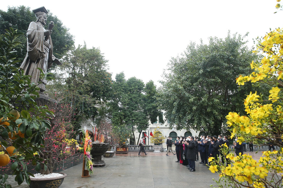  Bí thư Thành ủy Hà Nội Đinh Tiến Dũng cùng đoàn đại biểu dâng hương trước Tượng đài Lý Thái Tổ. (Ảnh: Lâm Khánh/TTXVN)