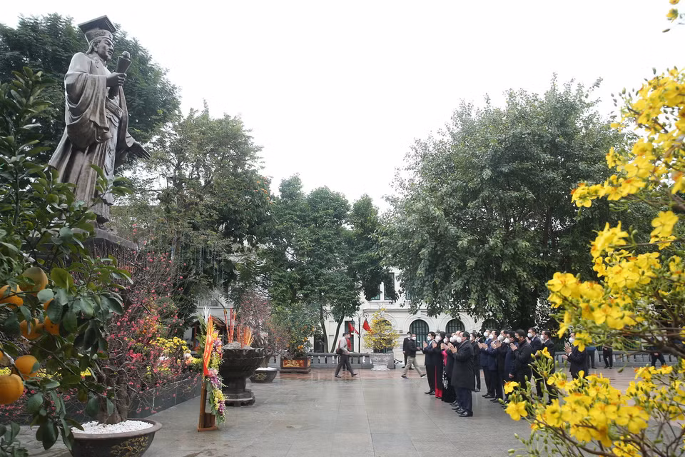  Bí thư Thành ủy Hà Nội Đinh Tiến Dũng cùng đoàn đại biểu dâng hương trước Tượng đài Lý Thái Tổ. (Ảnh: Lâm Khánh/TTXVN)