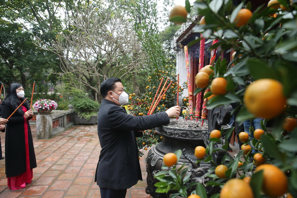 Bí thư Thành ủy Hà Nội Đinh Tiến Dũng thắp hương tại đền Ngọc Sơn. (Ảnh: Lâm Khánh/TTXVN)