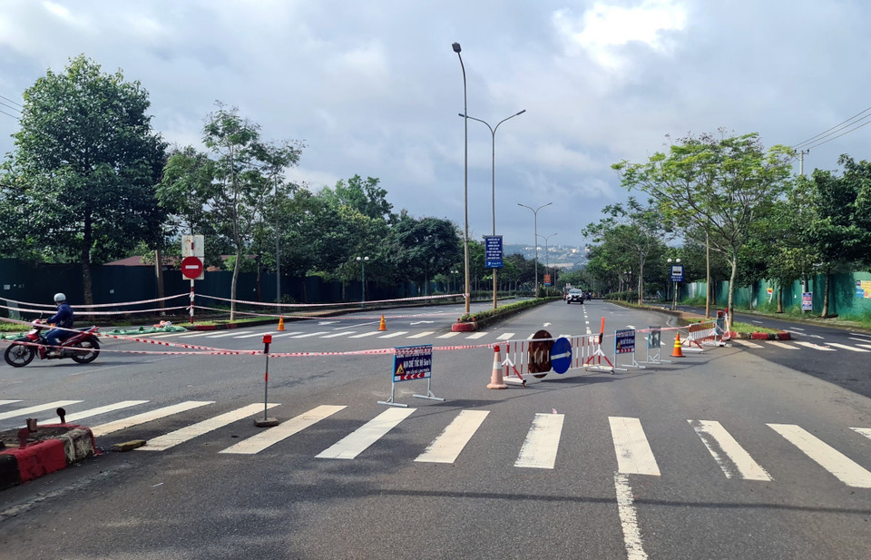 Việc lưu thông qua làn đường này bị chia cắt hoàn toàn. (Ảnh: Hưng Thịnh/TTXVN)