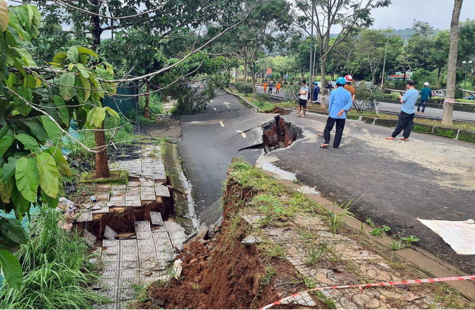 Lực lượng chức năng kiểm tra hiện trường vụ sạt lở. (Ảnh: Hưng Thịnh/TTXVN)